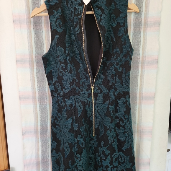 Dresss - Picture 2 of 2